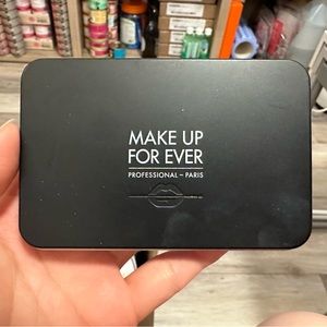 Make up for Ever Matte Velvet Skin Blurring Powder Foundation in shade Y225